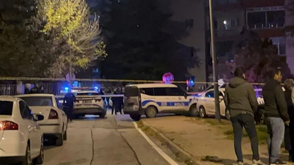 Sokak ortasında koca dehşeti! Eşini boğazından bıçakladı...